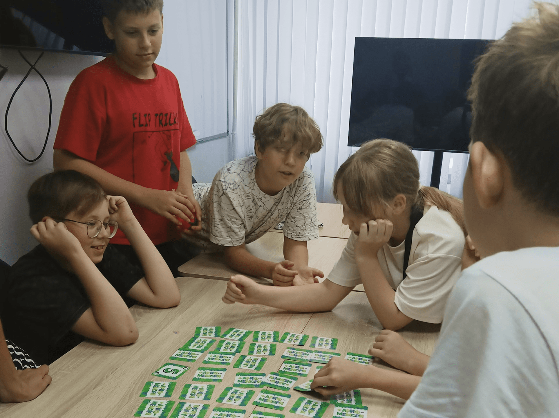 Ребята играют в настольную игру